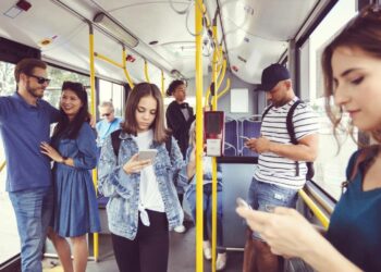 El Gobierno de Pedro Sánchez anuncia transporte público gratuito para jóvenes, desempleados y menores a partir de 2024