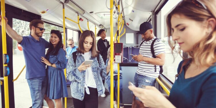 El Gobierno de Pedro Sánchez anuncia transporte público gratuito para jóvenes, desempleados y menores a partir de 2024