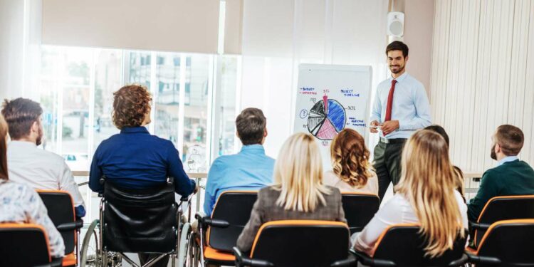 El SEPE y Fundae han presentado 1786 cursos gratis para aspirantes a puestos administrativos