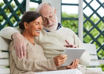 Nuevas medidas que benefician a pensionistas y jubilados: Prohibición de comisiones bancarias por retiros en ventanilla