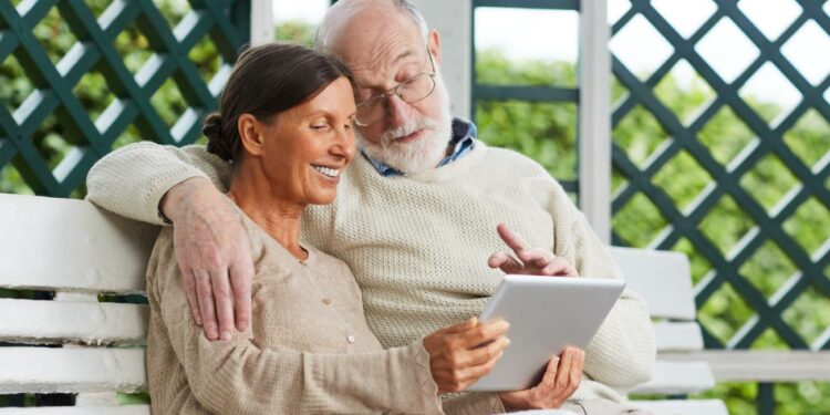 Nuevas medidas que benefician a pensionistas y jubilados: Prohibición de comisiones bancarias por retiros en ventanilla