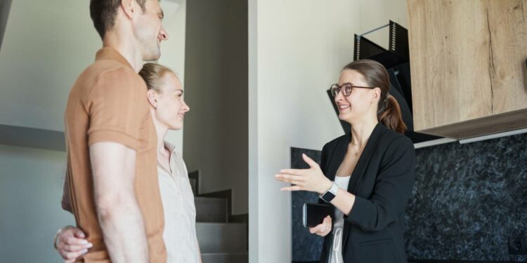 El derecho a recibir visitas en viviendas de alquiler: La protección del inquilino según la Constitución Española