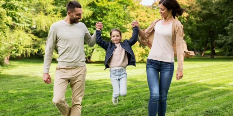 Empresas obligadas a cotizar durante el permiso parental: Resolución de la Seguridad Social