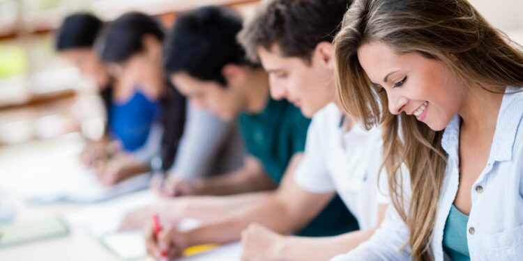 Hacienda ofrece 60 becas de más de 7.000 euros para preparar oposiciones en 2024