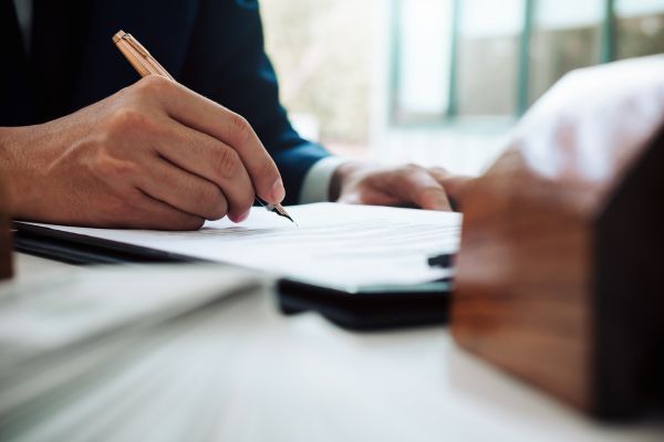 Lo fundamental antes de firmar: Revisando detenidamente tu contrato laboral