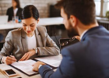 Lo fundamental antes de firmar: Revisando detenidamente tu contrato laboral