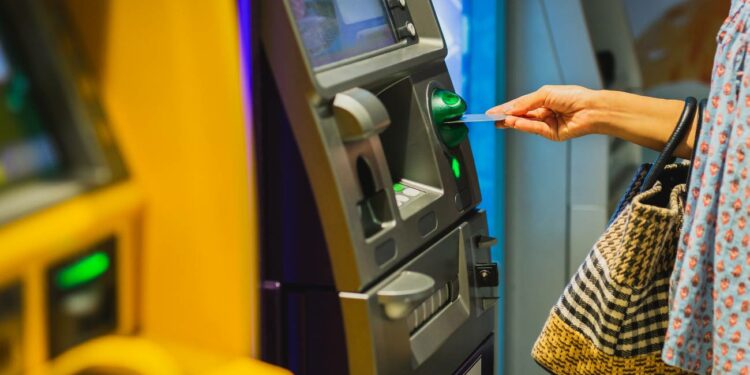 Alerta de Hacienda: Multas de miles de euros por transacciones irregulares en tu cuenta bancaria