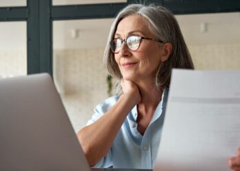 Cómo presentar la declaración anual de rentas en el subsidio para mayores de 52 años: Una guía completa