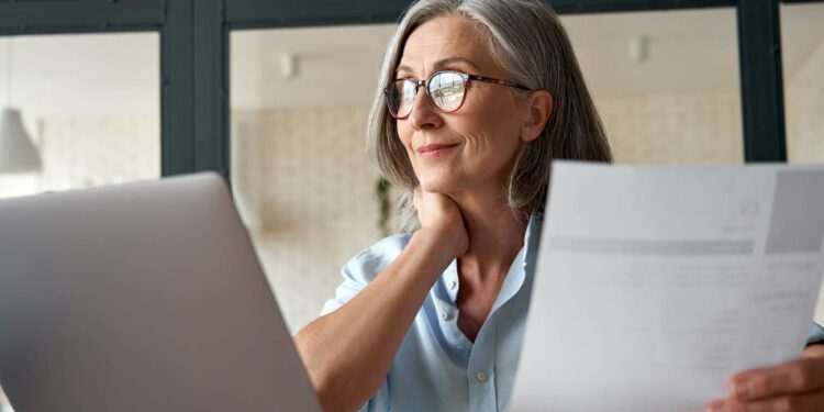 Cómo presentar la declaración anual de rentas en el subsidio para mayores de 52 años: Una guía completa