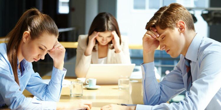 Desaceleración económica en 2024: Empresas afectadas y perspectivas laborales