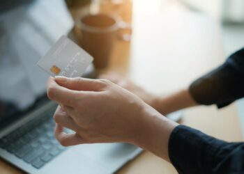 Hacienda refuerza su control: Sanciones para transferencias entre familiares y nuevos límites en efectivo