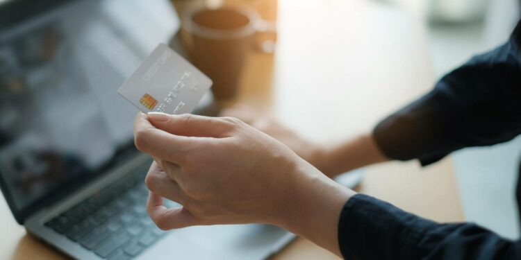 Hacienda refuerza su control: Sanciones para transferencias entre familiares y nuevos límites en efectivo