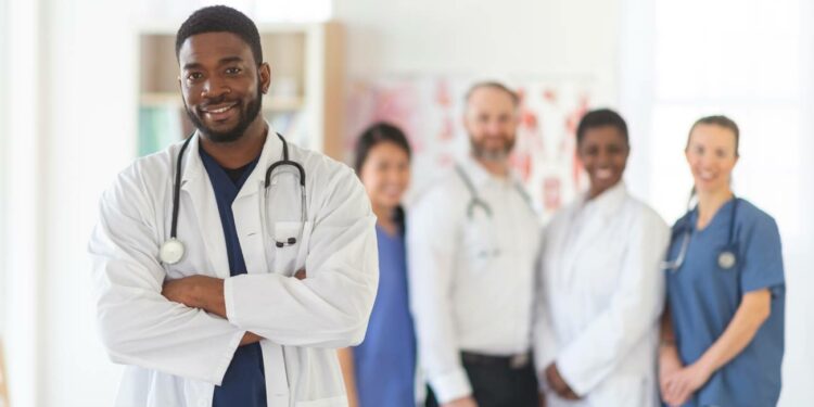 Oportunidades laborales en hospitales: SEPE ofrece trabajo inmediato con sueldos de 2.100 euros