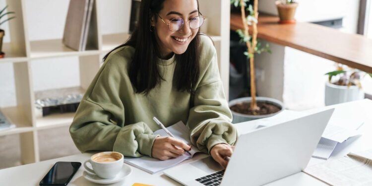Así puedes solicitar las 2.400 becas MEC para aprender inglés