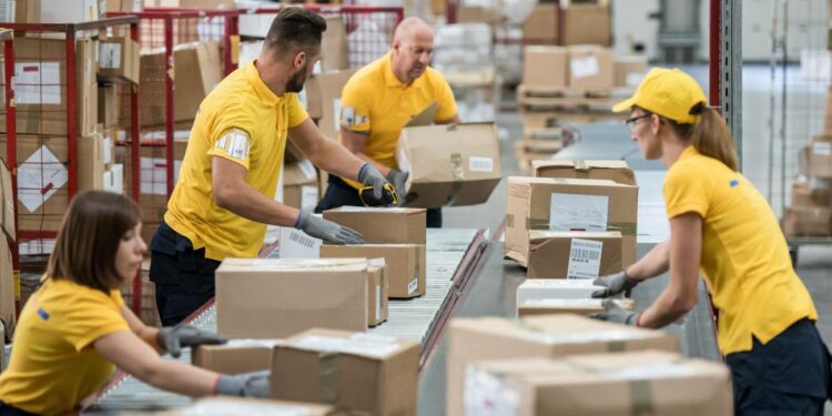 Correos Express oferta diferentes oportunidades laborales con contratos fijos y salarios atractivos
