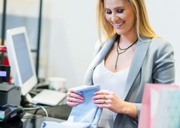 El Corte Inglés ofrece 45 puestos de trabajo con sueldos de 1.360 euros y 12 pagas