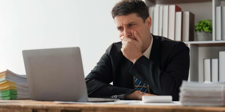 El SEPE modifica las condiciones de la RAI: Así afecta a los trabajadores mayores de 45 años