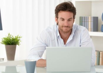 El subsidio por desempleo para mayores de 52 años: Los requisitos y la evaluación por el SEPE