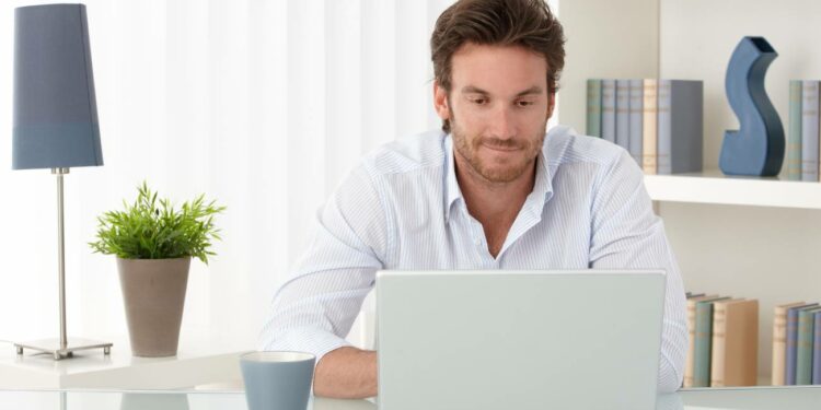 El subsidio por desempleo para mayores de 52 años: Los requisitos y la evaluación por el SEPE