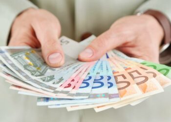 Estas son las implicaciones y multas por trabajar y cobrar la pensión: Normativas y consejos