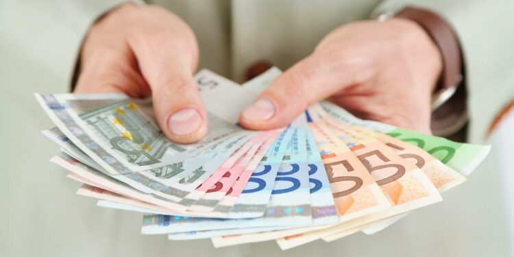 Estas son las implicaciones y multas por trabajar y cobrar la pensión: Normativas y consejos