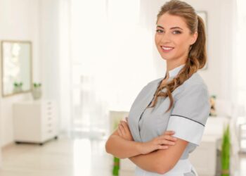 Las oportunidades laborales para empleadas del hogar con sueldos de 1.260 euros que oferta el SEPE