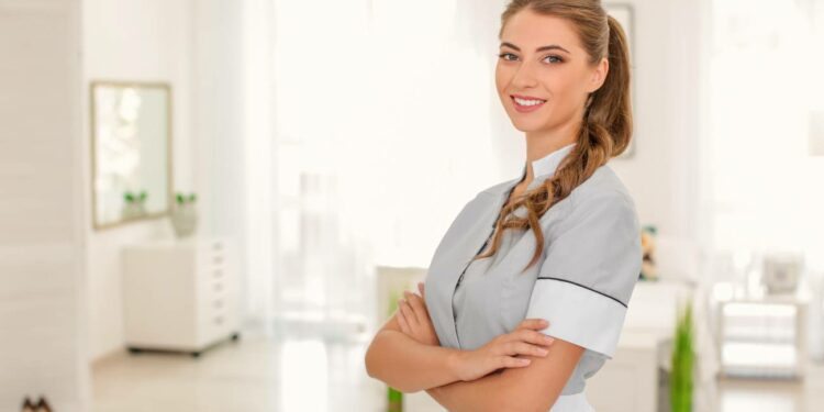 Las oportunidades laborales para empleadas del hogar con sueldos de 1.260 euros que oferta el SEPE