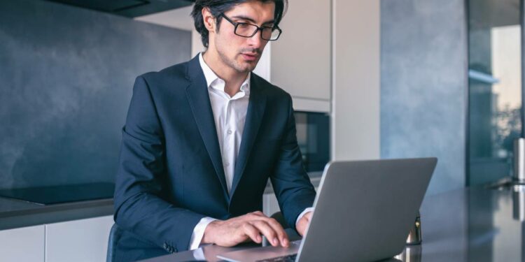 Los gastos que pueden deducirse los teletrabajadores en la declaración de la Renta