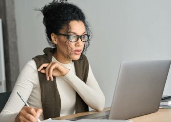 Optimiza tu currículum de forma virtual con la formación gratuita de Cambridge