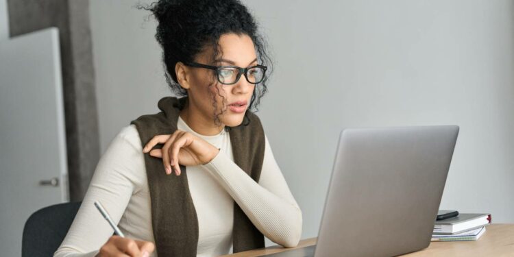 Optimiza tu currículum de forma virtual con la formación gratuita de Cambridge