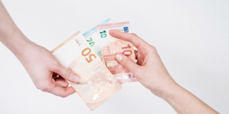 Las claves del límite de donaciones sin declarar a Hacienda en España