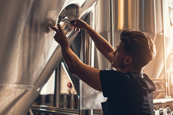 DAMM busca 20 empleados para sus fábricas de cerveza con turnos rotativos