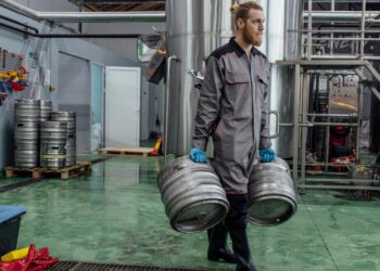 DAMM busca 20 empleados para sus fábricas de cerveza con turnos rotativos