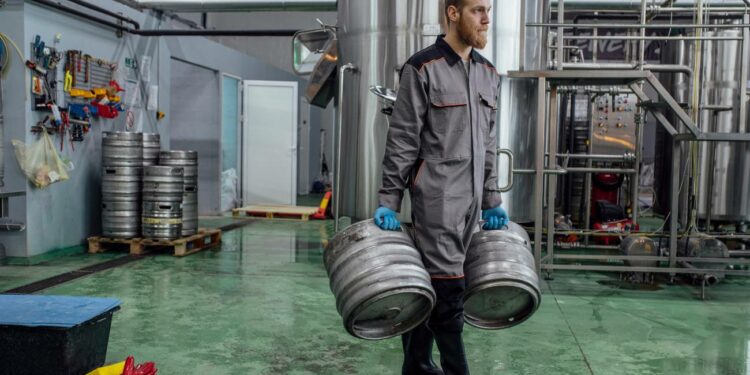 DAMM busca 20 empleados para sus fábricas de cerveza con turnos rotativos