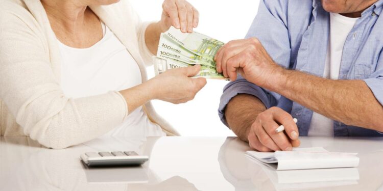 Hacienda regala 138 euros a estos pensionistas: Estas son las novedades en el sistema de pensiones español