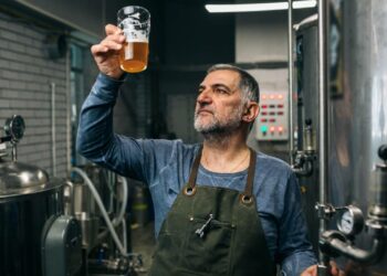 Damm busca 10 operarios para su fábrica de cervezas sin necesidad de experiencia previa