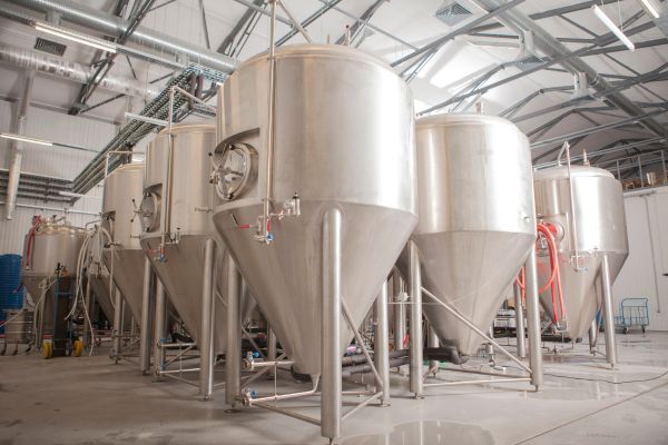 Damm busca 10 operarios para su fábrica de cervezas sin necesidad de experiencia previa