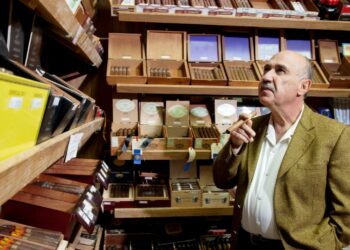 Oferta de empleo para dependiente de estanco con contrato indefinido y salario competitivo