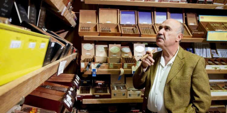 Oferta de empleo para dependiente de estanco con contrato indefinido y salario competitivo