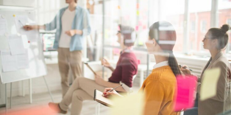 Descubre los 300 cursos gratuitos del SAE para conseguir empleo en junio 2024