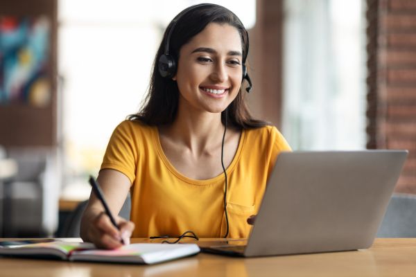 Cursos digitales gratuitos para jóvenes y mayores de 50 años