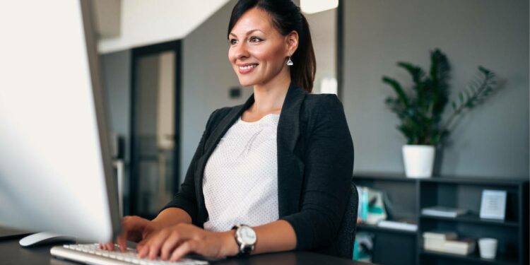 SEPE ofrece nuevas oportunidades laborales como administrativo en Andalucía