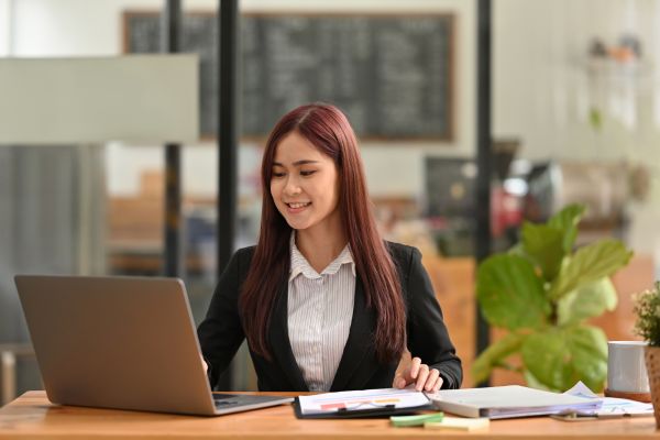 SEPE ofrece nuevas oportunidades laborales como administrativo en Andalucía