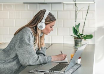 Con estos cursos gratis del SEPE y Fundae puedes formarte en administración y gestión