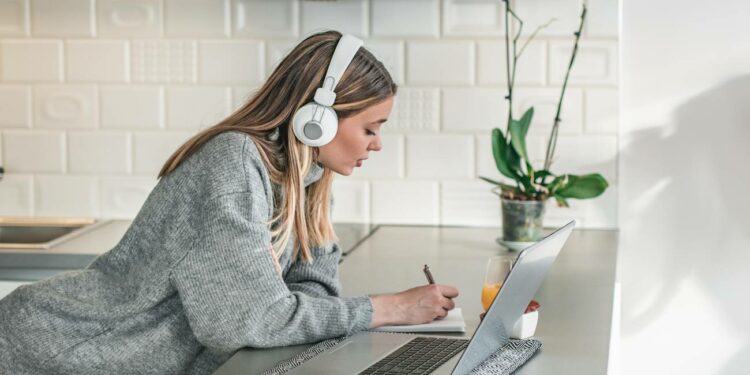 Con estos cursos gratis del SEPE y Fundae puedes formarte en administración y gestión