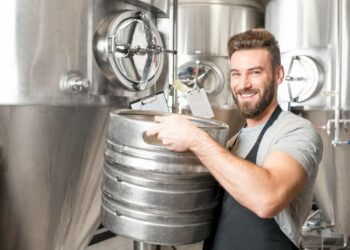 Cervezas Alhambra busca 6 operarios para trabajar en su fábrica con contratos temporales