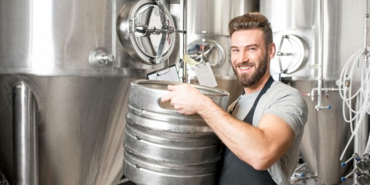 Cervezas Alhambra busca 6 operarios para trabajar en su fábrica con contratos temporales