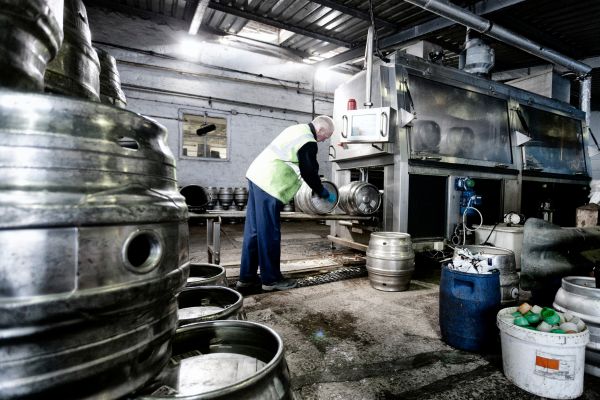 Cervezas Alhambra busca 6 operarios para trabajar en su fábrica  con contratos temporales