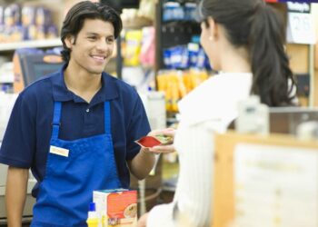 El Corte Inglés lanza 121 ofertas de empleo para verano con sueldos competitivos