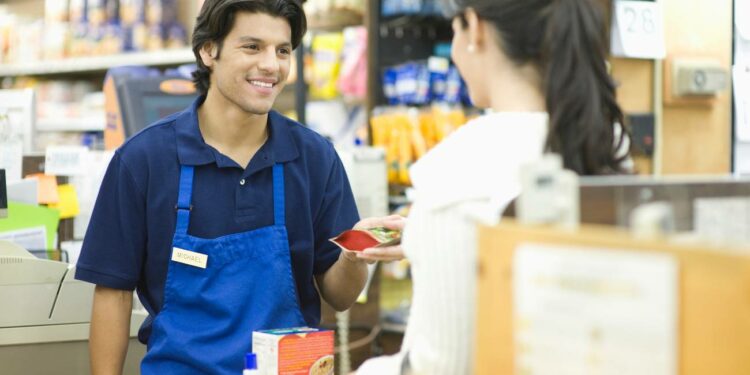 El Corte Inglés lanza 121 ofertas de empleo para verano con sueldos competitivos